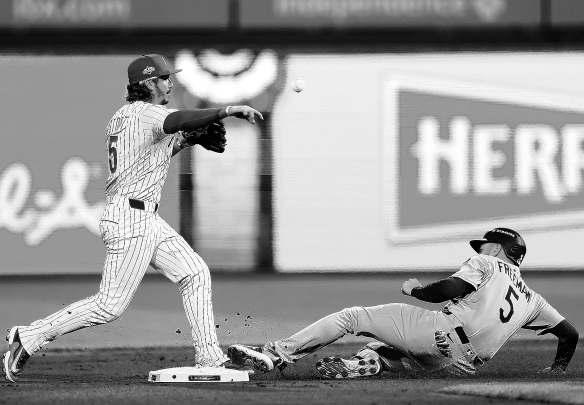 Dodgers keeping three catchers