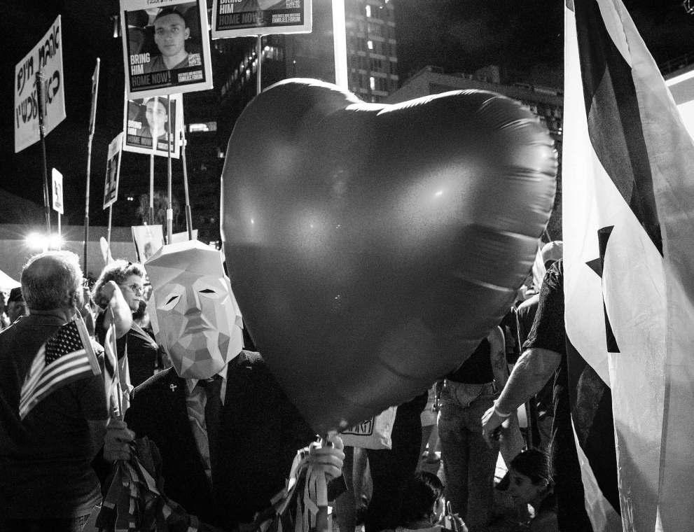 Tel Aviv crowd celebrates potential Hamas ceasefire