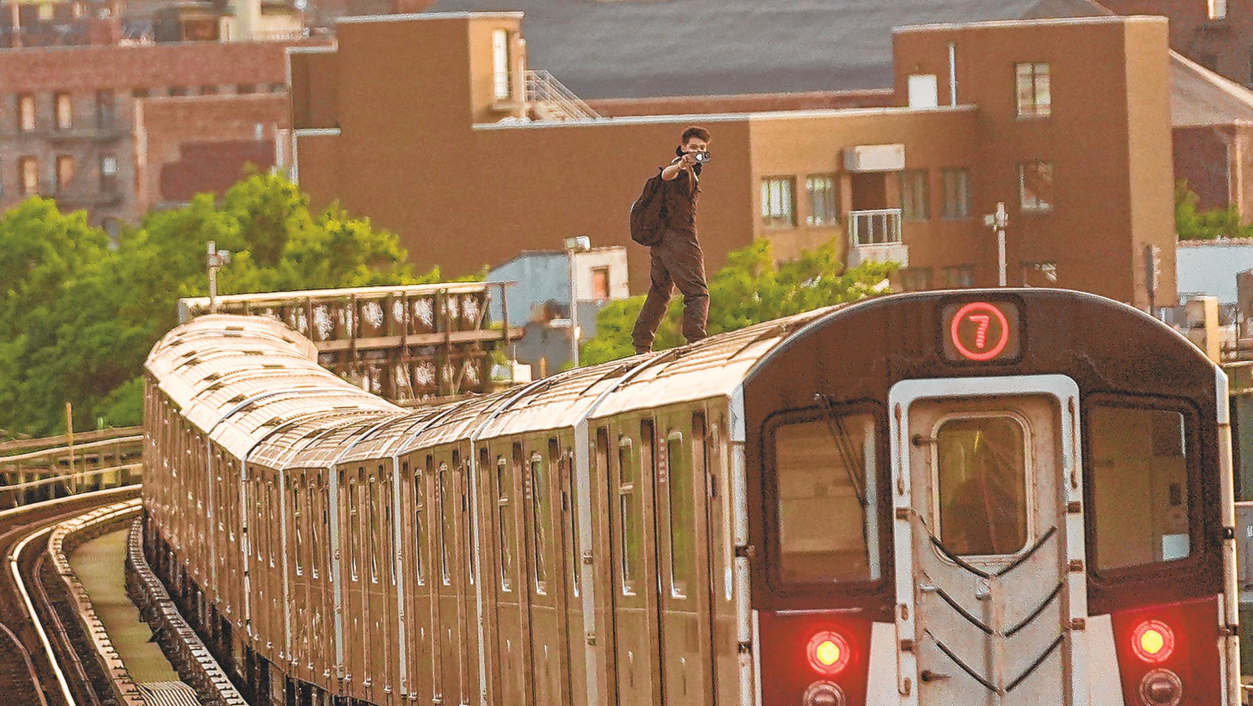 New York kids risk lives in 'subway surfing' trend