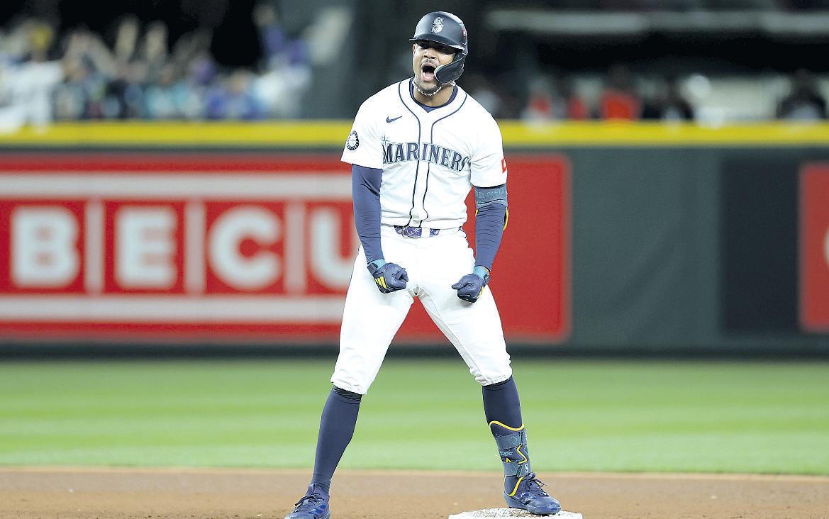 Rodríguez comes up clutch as Mariners knot series