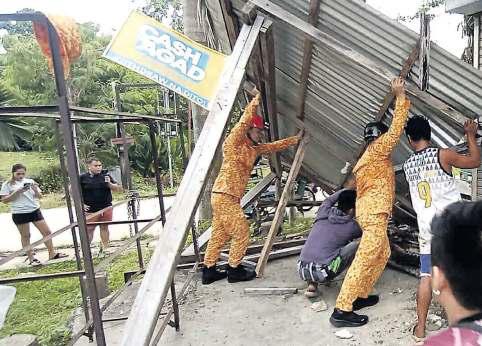 At least 7 killed in two quakes off southern Philippines