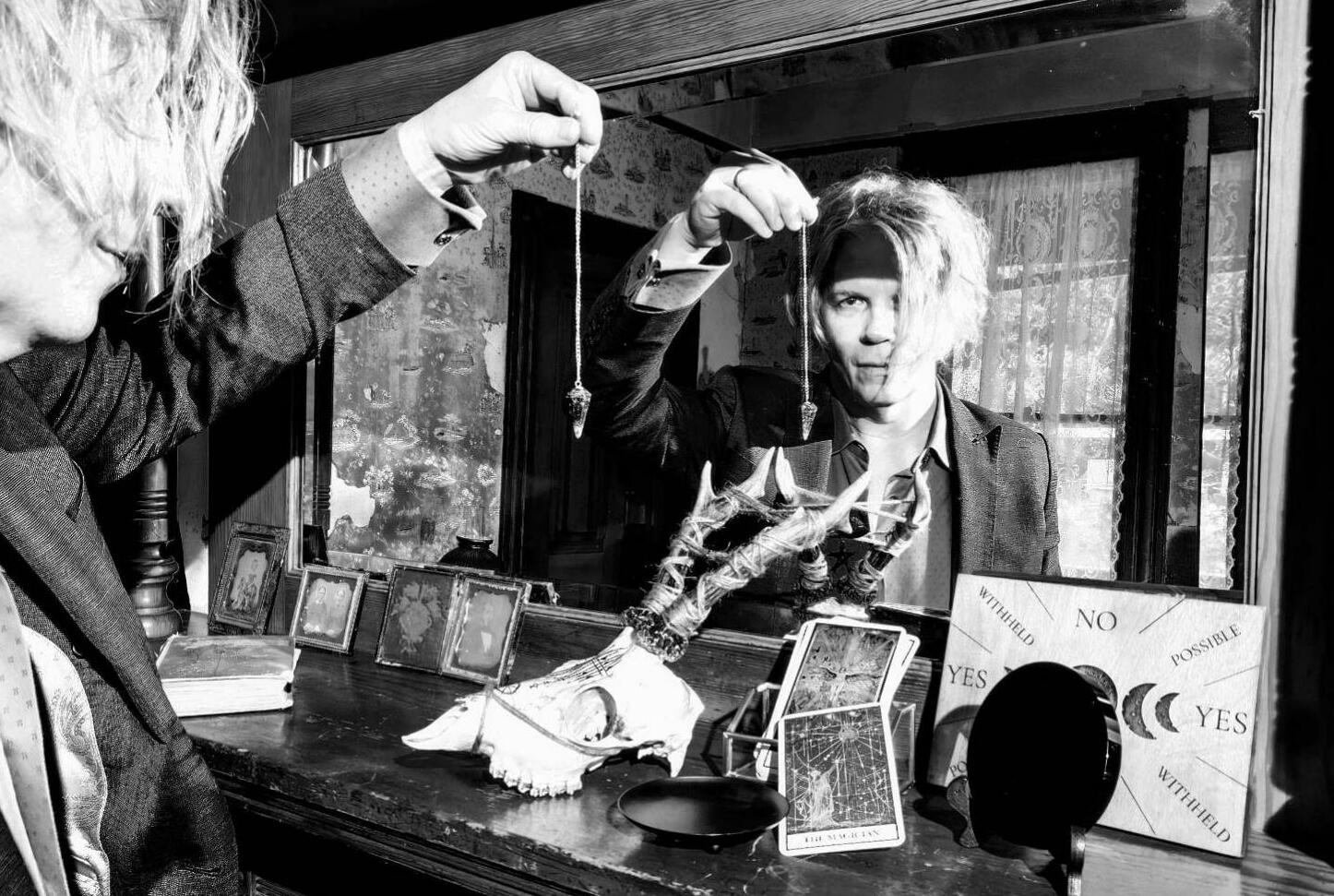 WHY ARE PEOPLE FLOCKING TO THIS CHILLING SÉANCE?