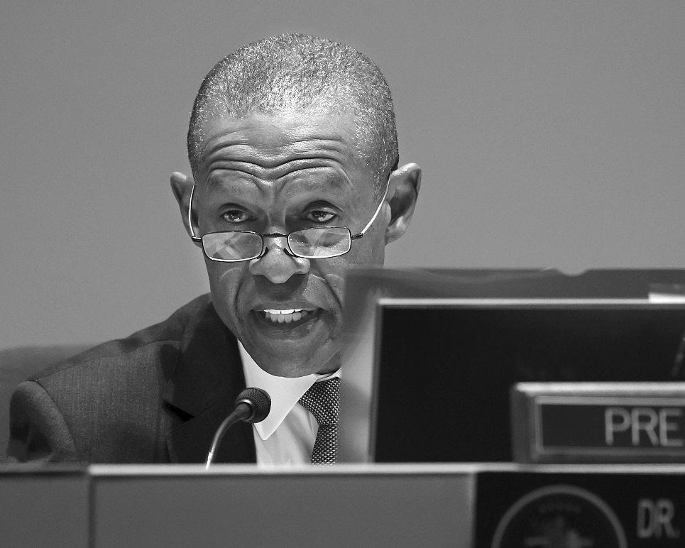 L.A. police commissioner to resign