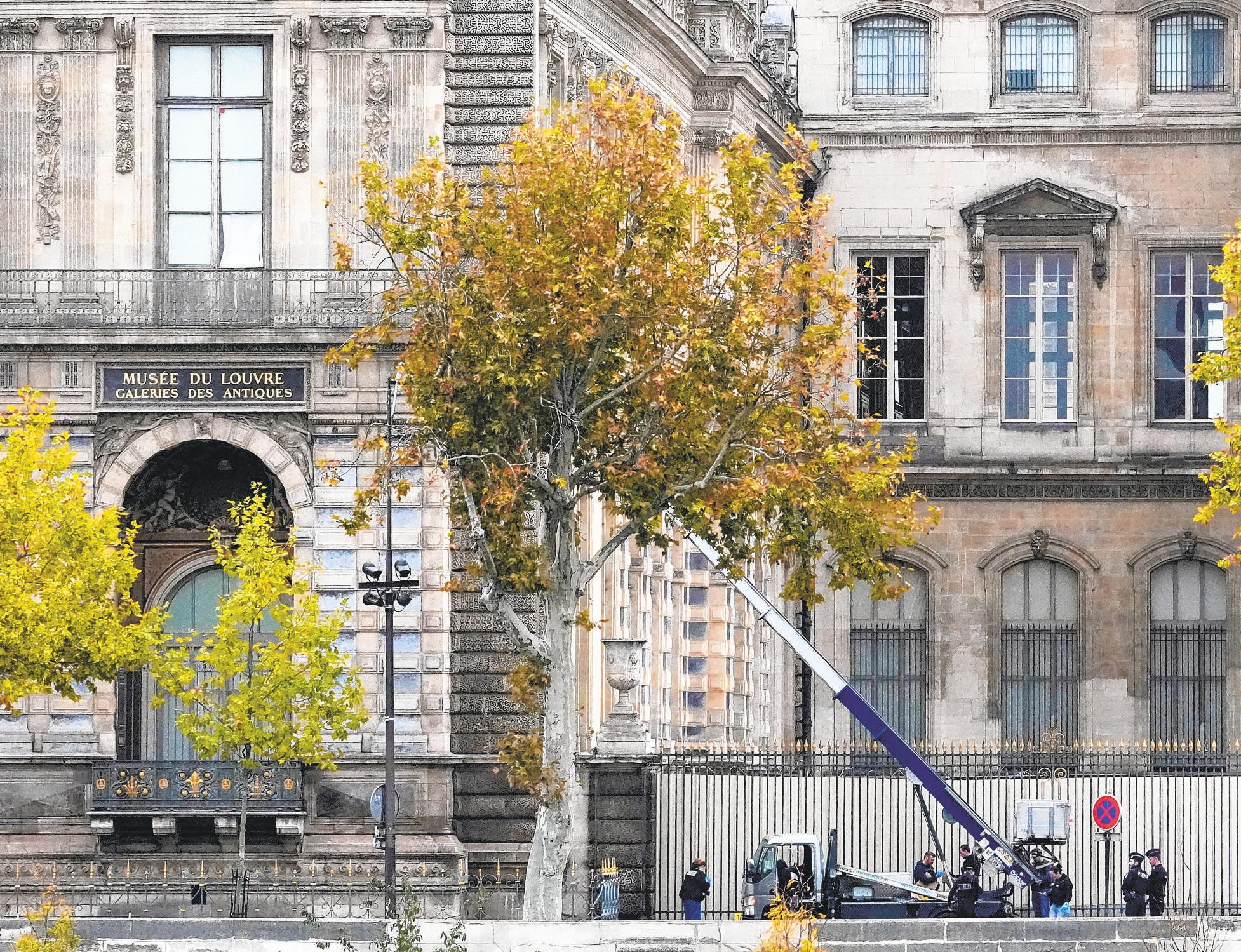 Thieves steal Napoleonic jewels from Louvre