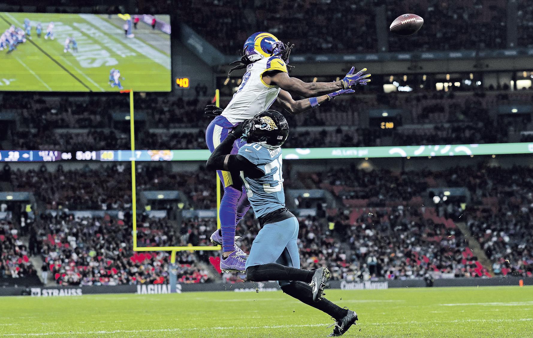 Stafford spreads his wings as L.A. soars into break