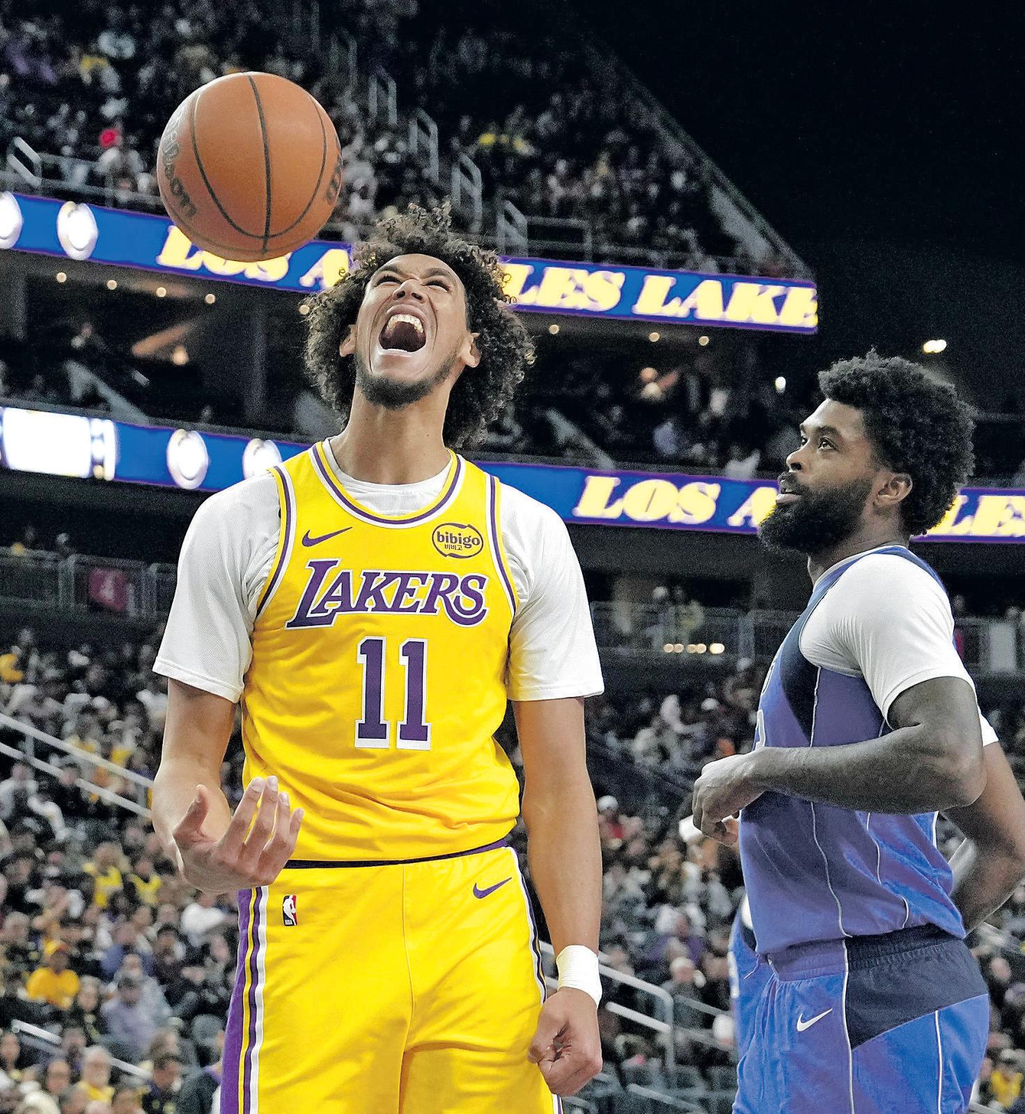 Hayes mostly unscathed as he learns to play with Doncic