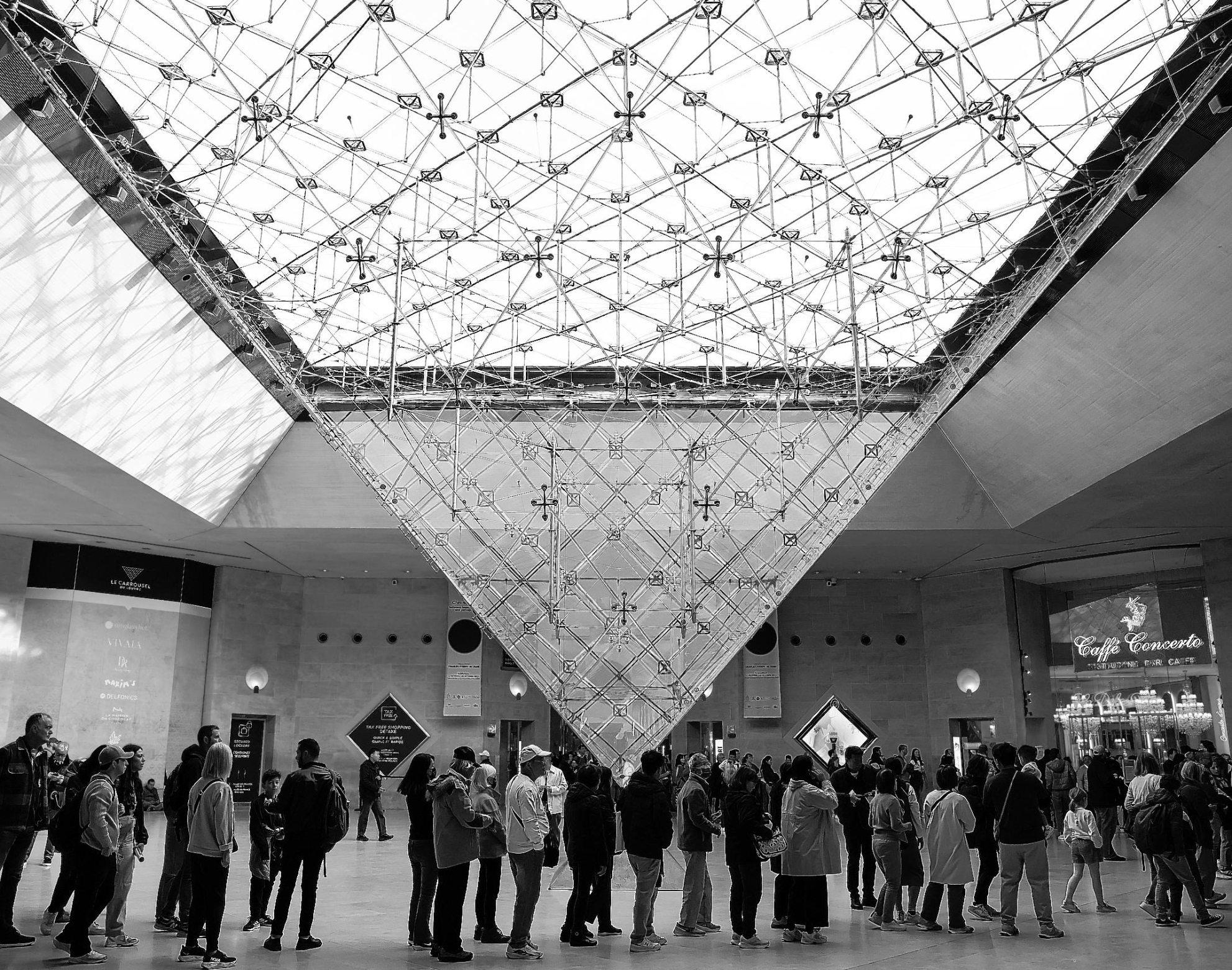 Louvre director offers her resignation after heist