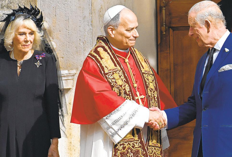 King Charles prays with pope in historic visit