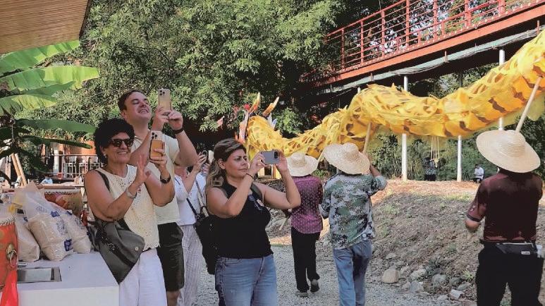 China's autumn activities, agro-products wow int'l tourists during holiday