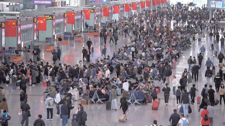 China sees over 2.4 bln passenger trips during National Day holiday