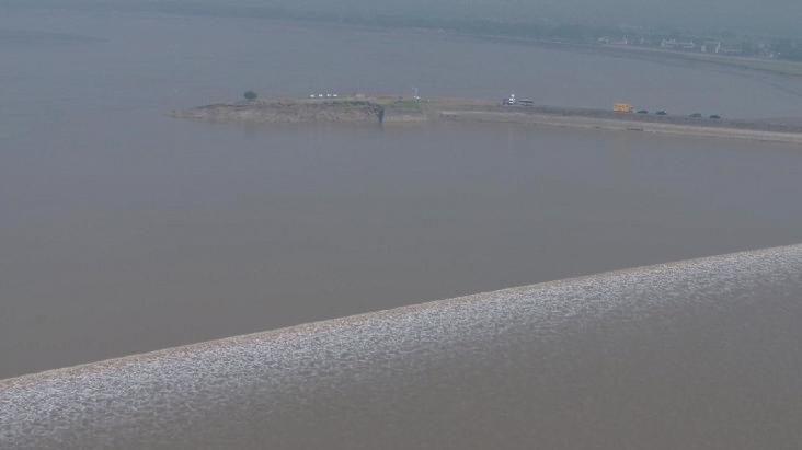 Qiantang tidal bore hits ancient dam, fascinating onlookers