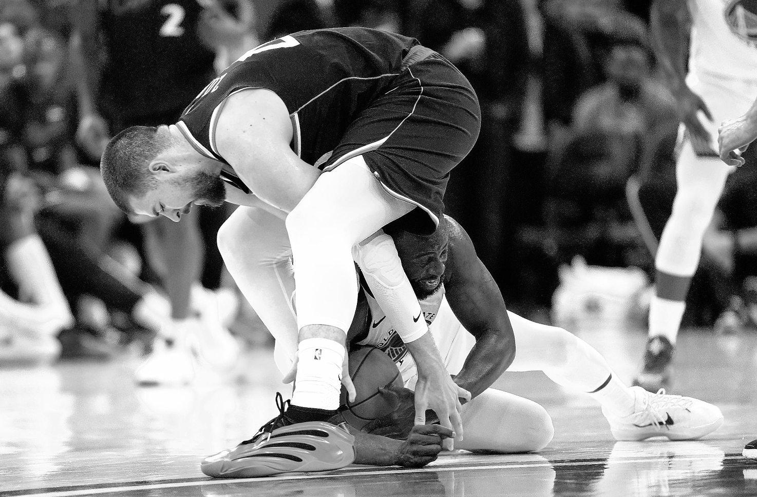 Clippers go cold in second half as Warriors roll