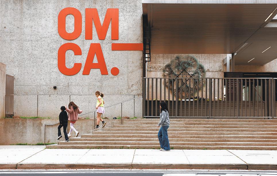 Over 1,000 items are stolen from Oakland museum site