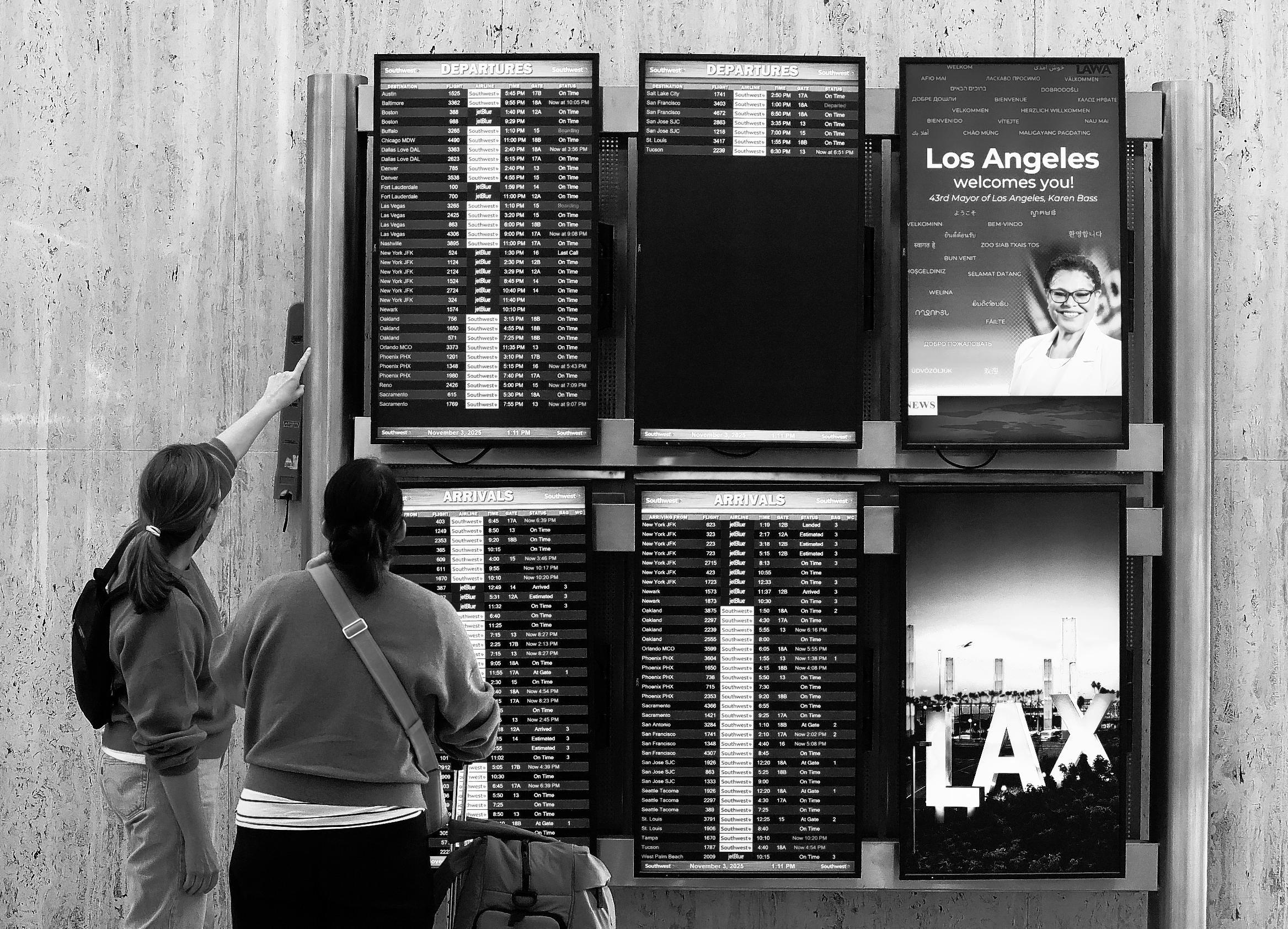 Before holidays, airport delays worsen