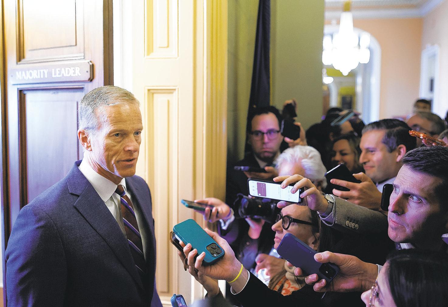 Shutdown deal advances as Democrats balk