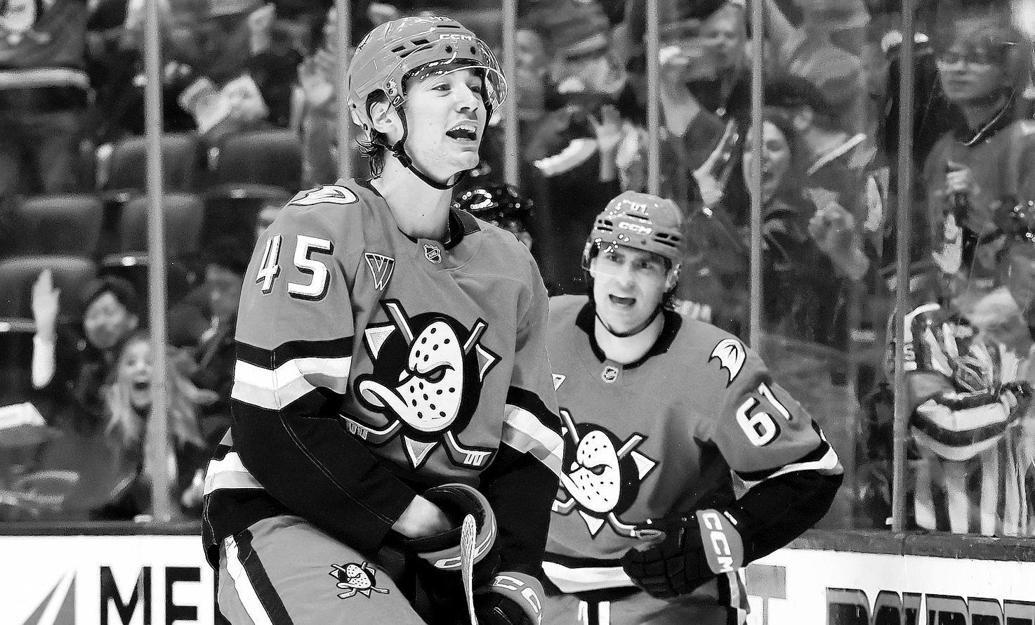 Budding star Sennecke helps extend Ducks’ streak
