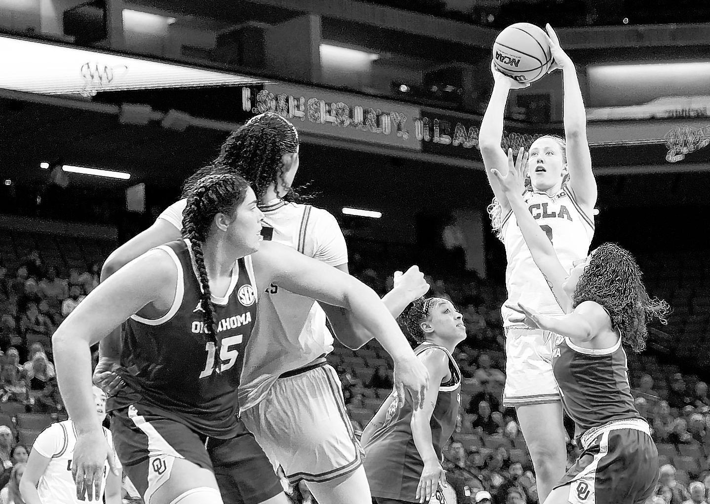 Kneepkens' hot hand lifts No. 3 UCLA