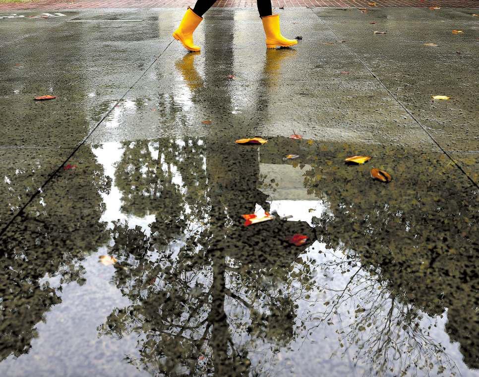 Storm slams Southland, threatens rainfall records