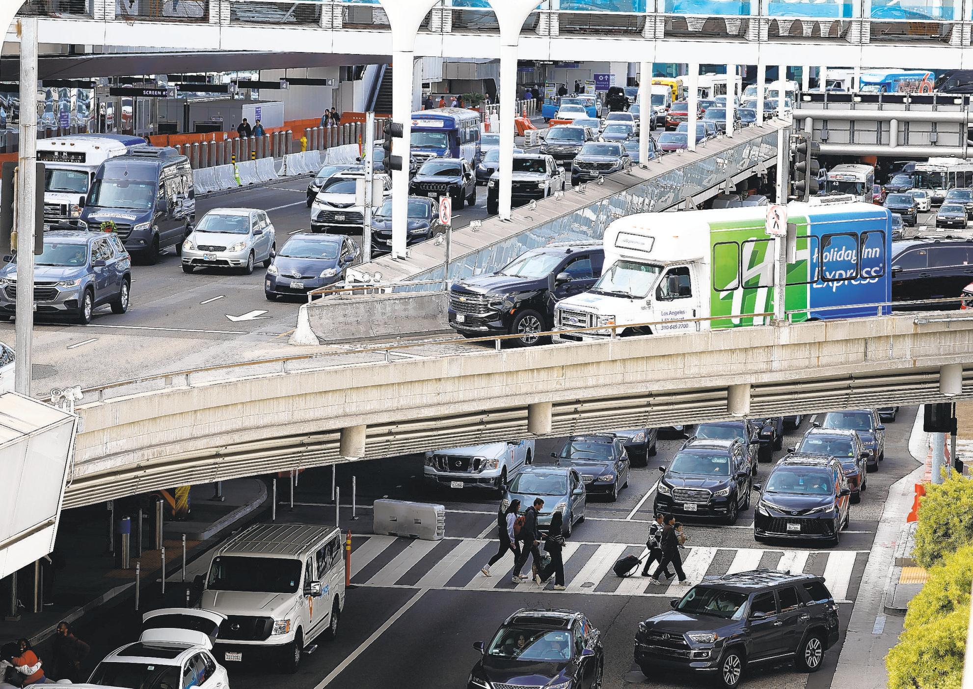 Critics say LAX roadway plan won't ease congestion