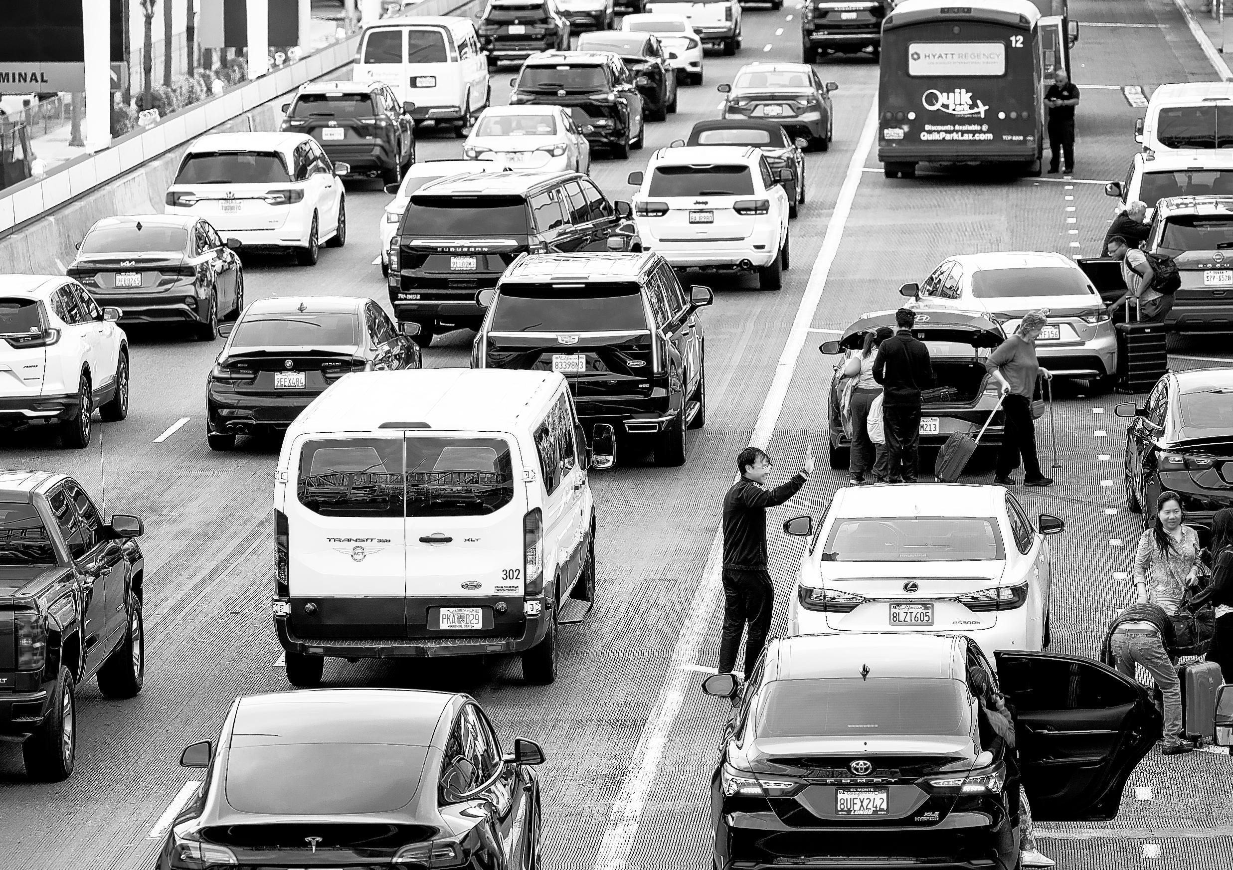 Critics say LAX plan could make traffic worse
