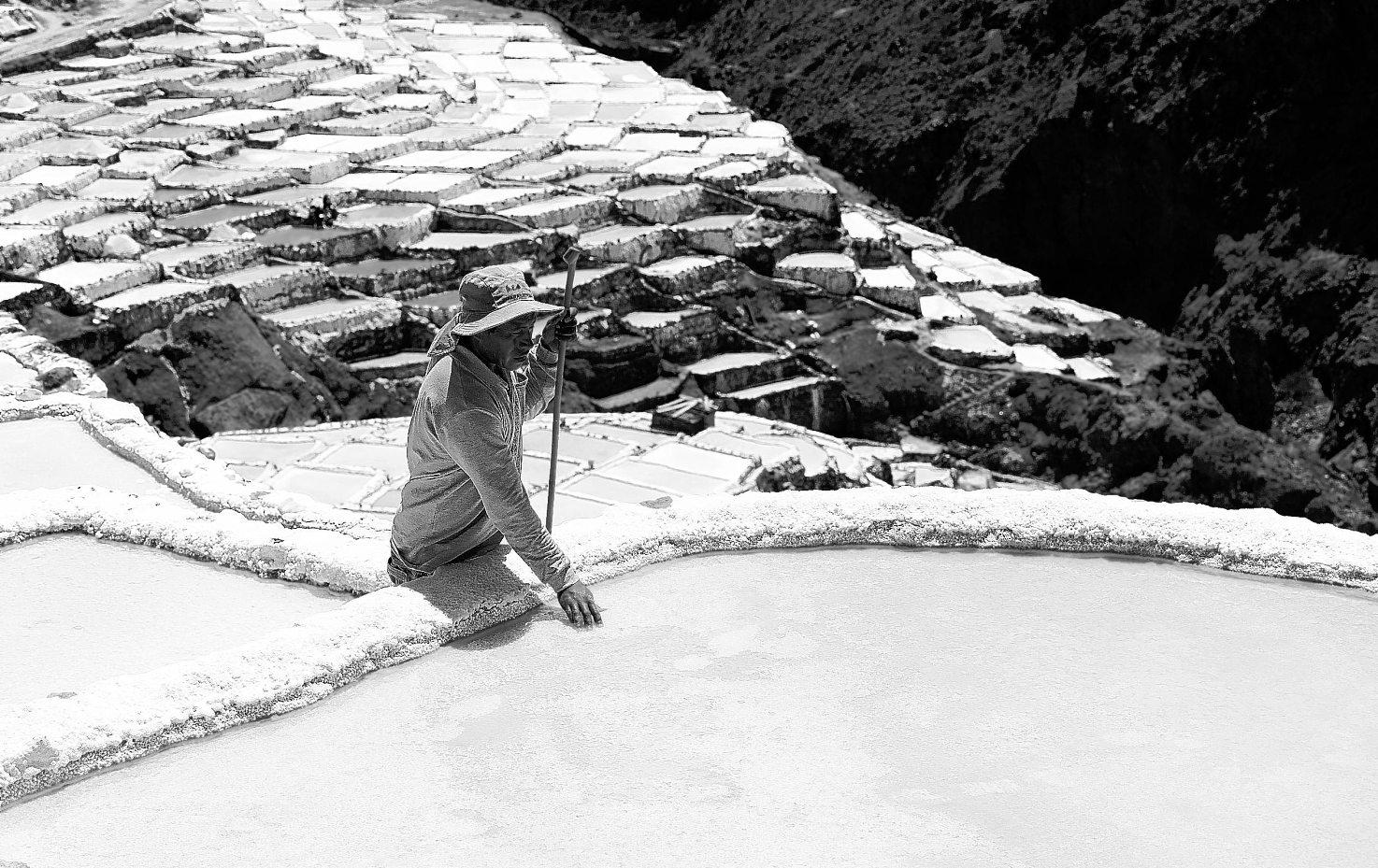 Peruvian villagers still team up to collect salt