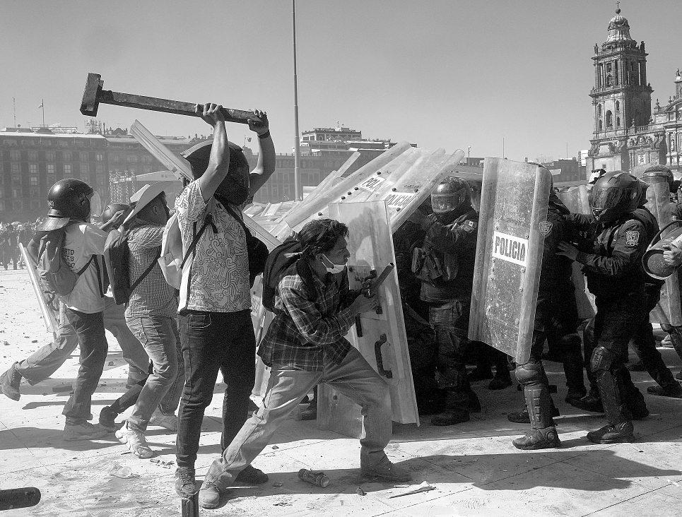 Thousands in Mexico City protest corruption