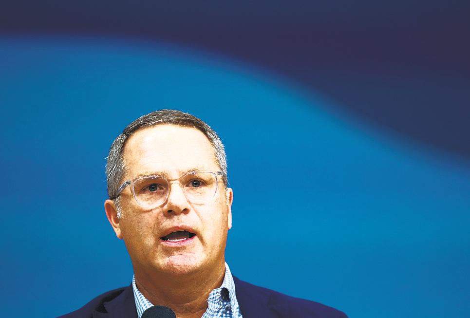 CEO who softened Walmart's image retiring