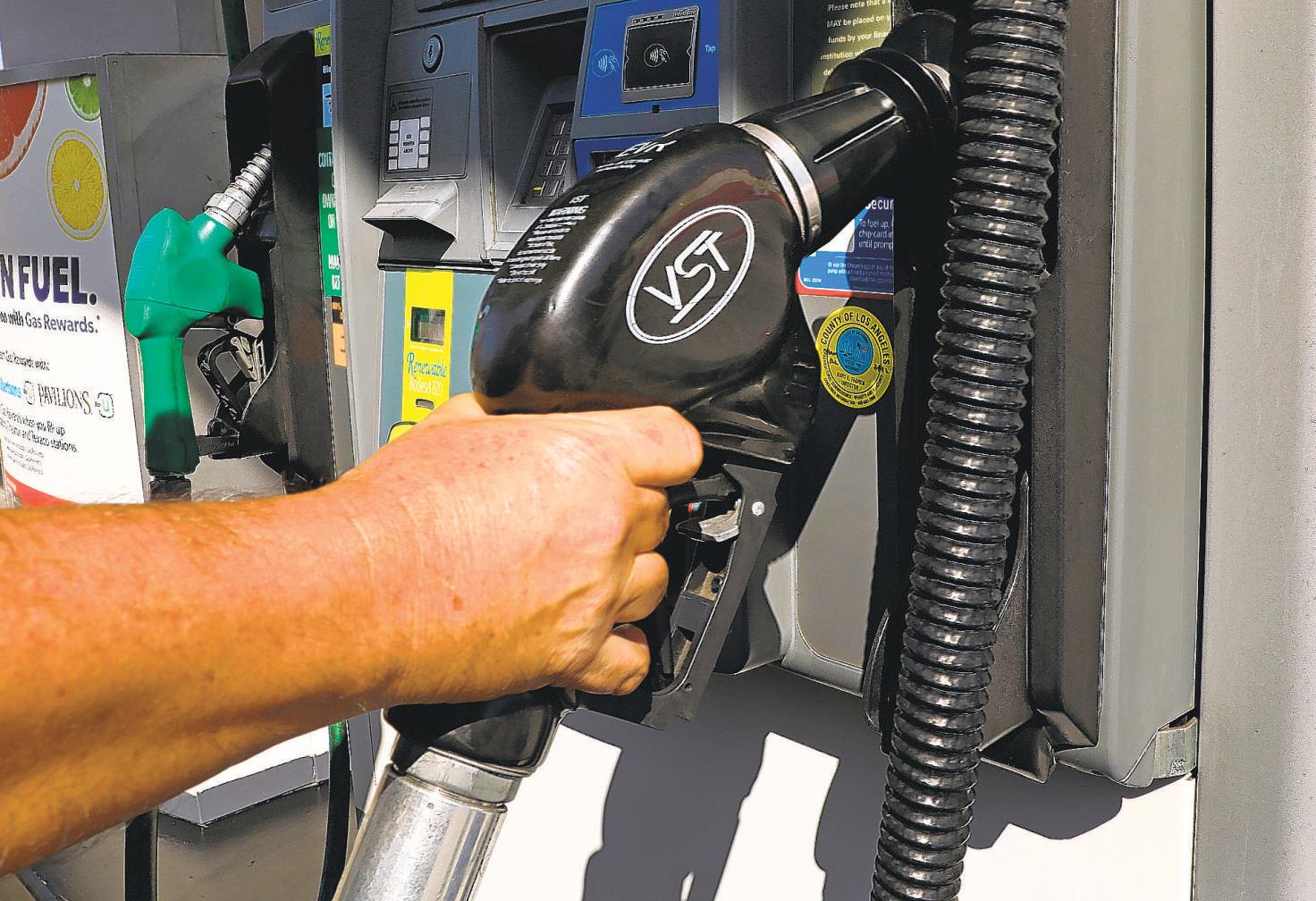Falling oil prices aren't lowering gas costs