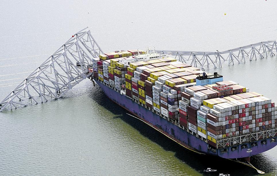 Loose wire tied to ship crash, bridge fall