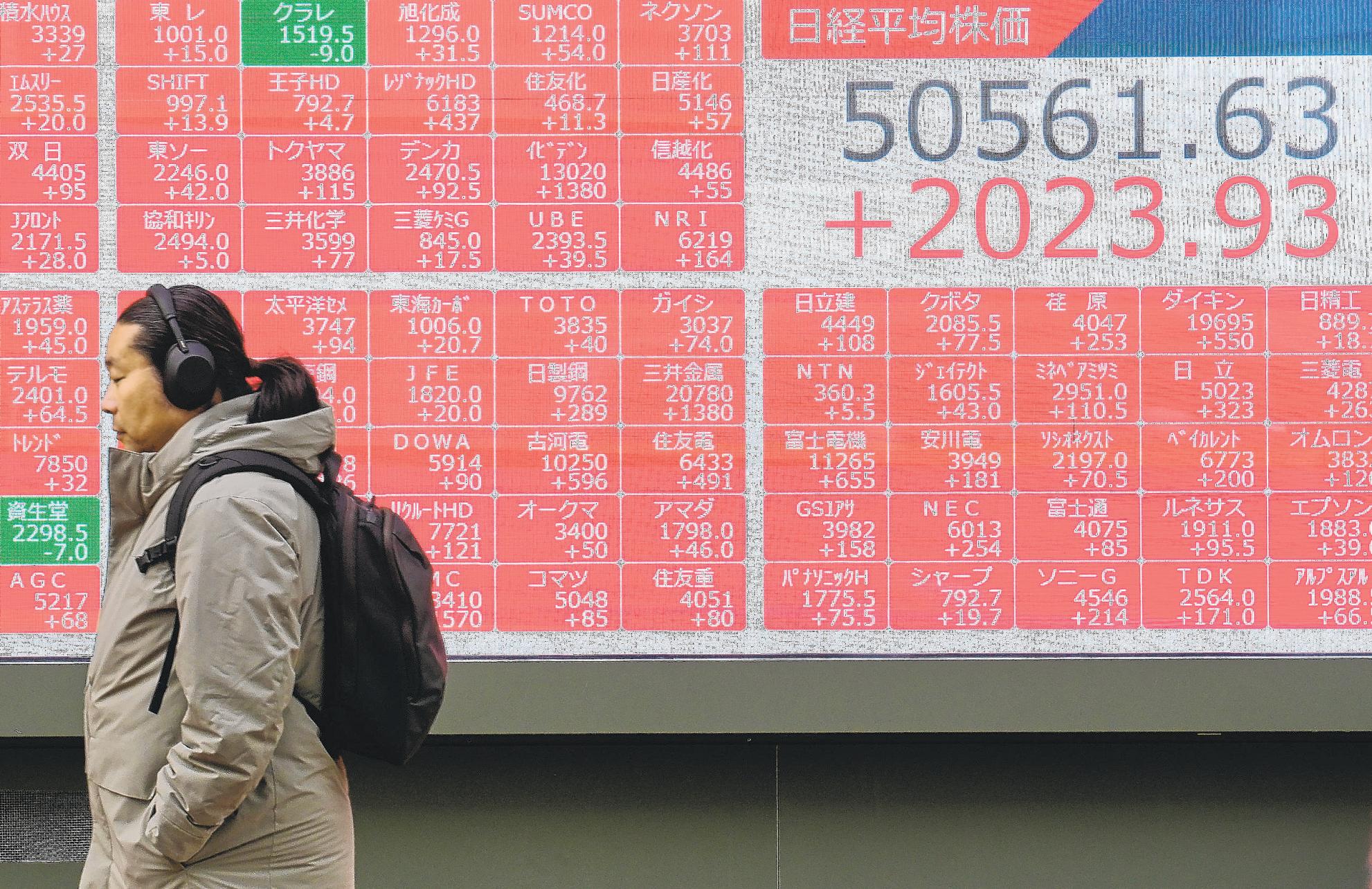 Japan approves $135-billion economic stimulus package