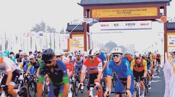 Open-air yoga, swimming and cycling races liven up Yangtze River Delta region