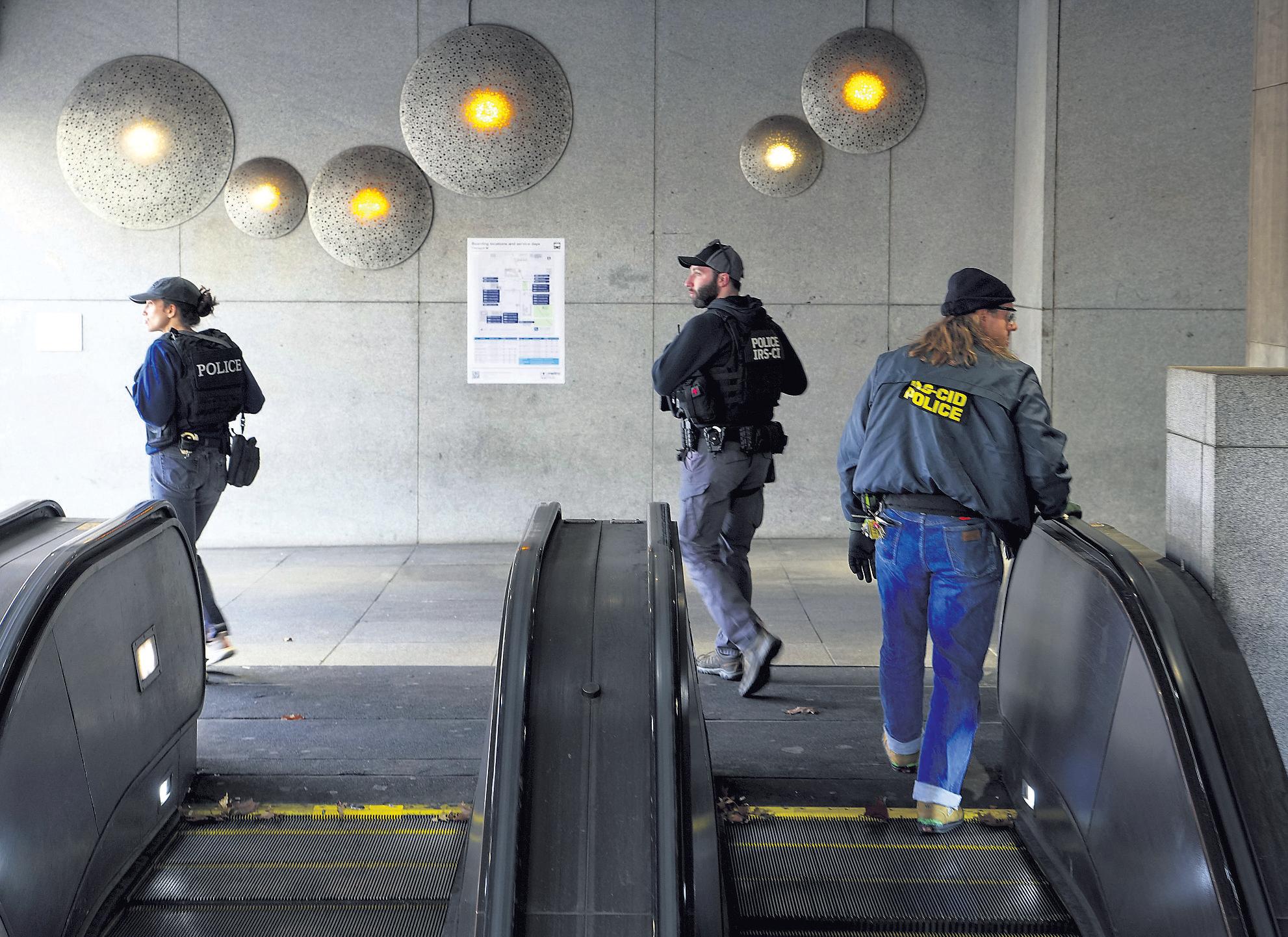 Trump: Guard member in shooting dies