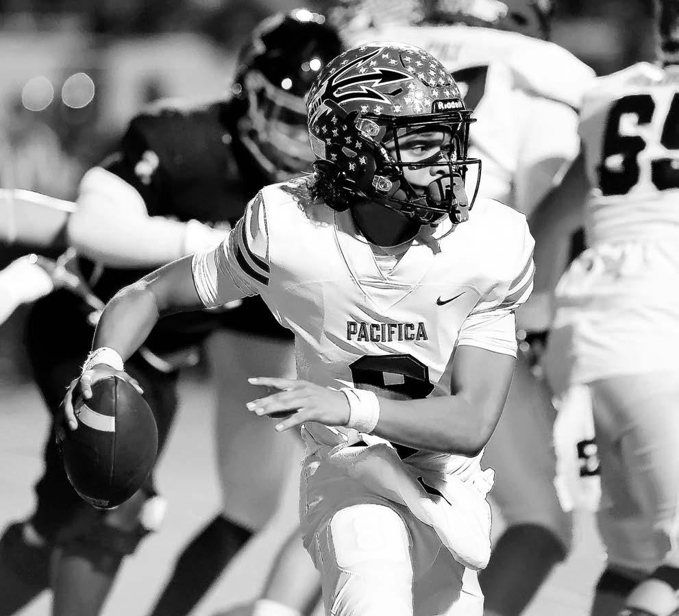 Lee's late touchdown pass lifts the Tritons