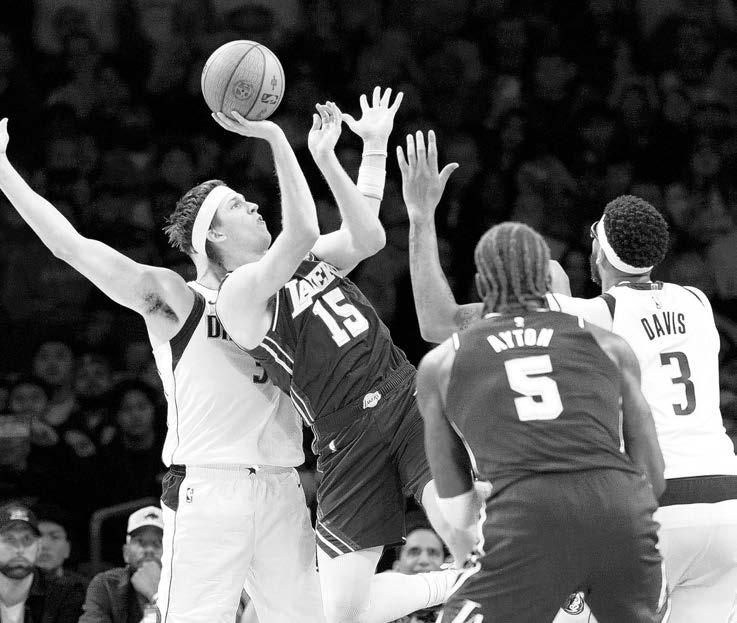 Reaves steals the show from Doncic-Dallas duel