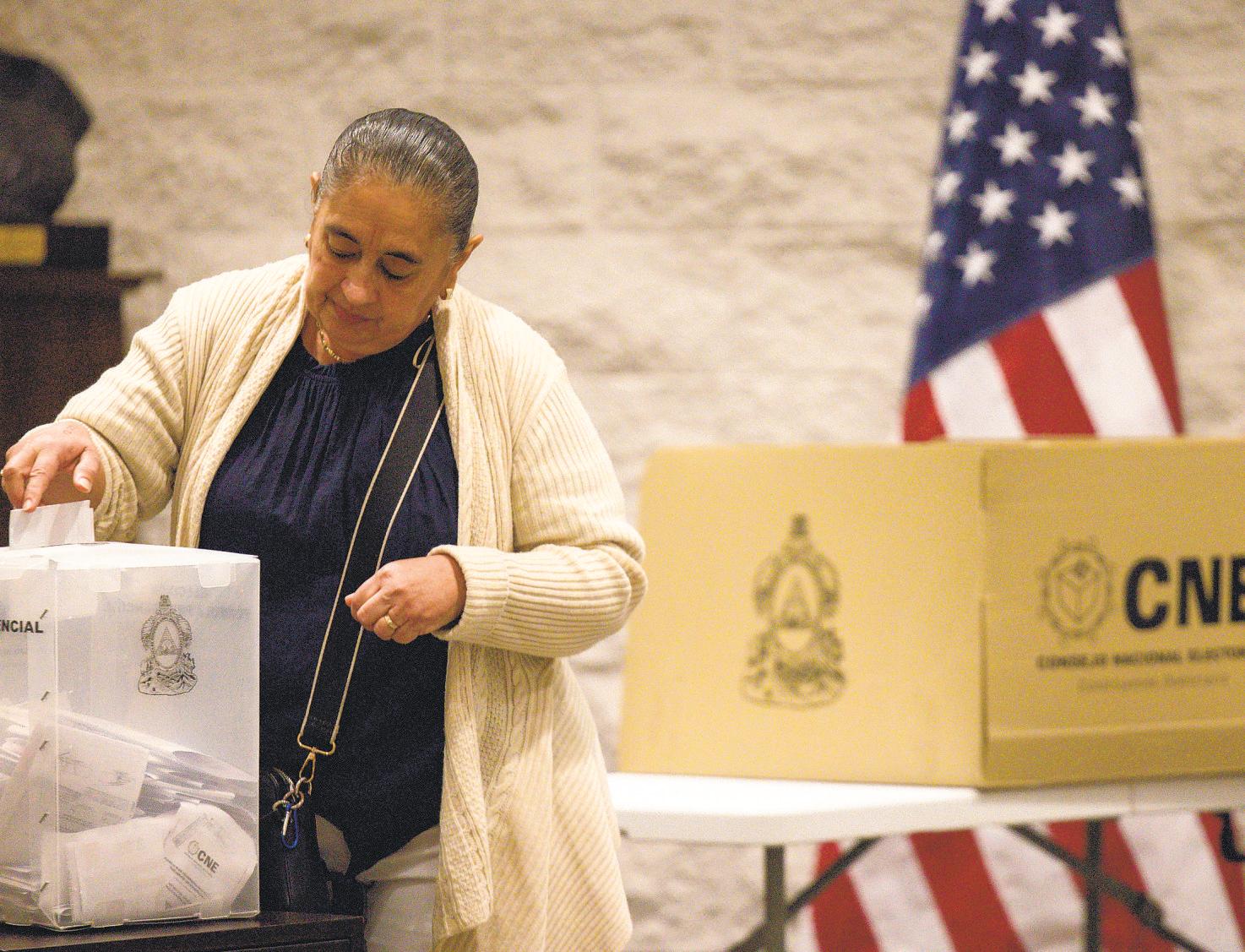 Hondurans vote to elect president in a close race