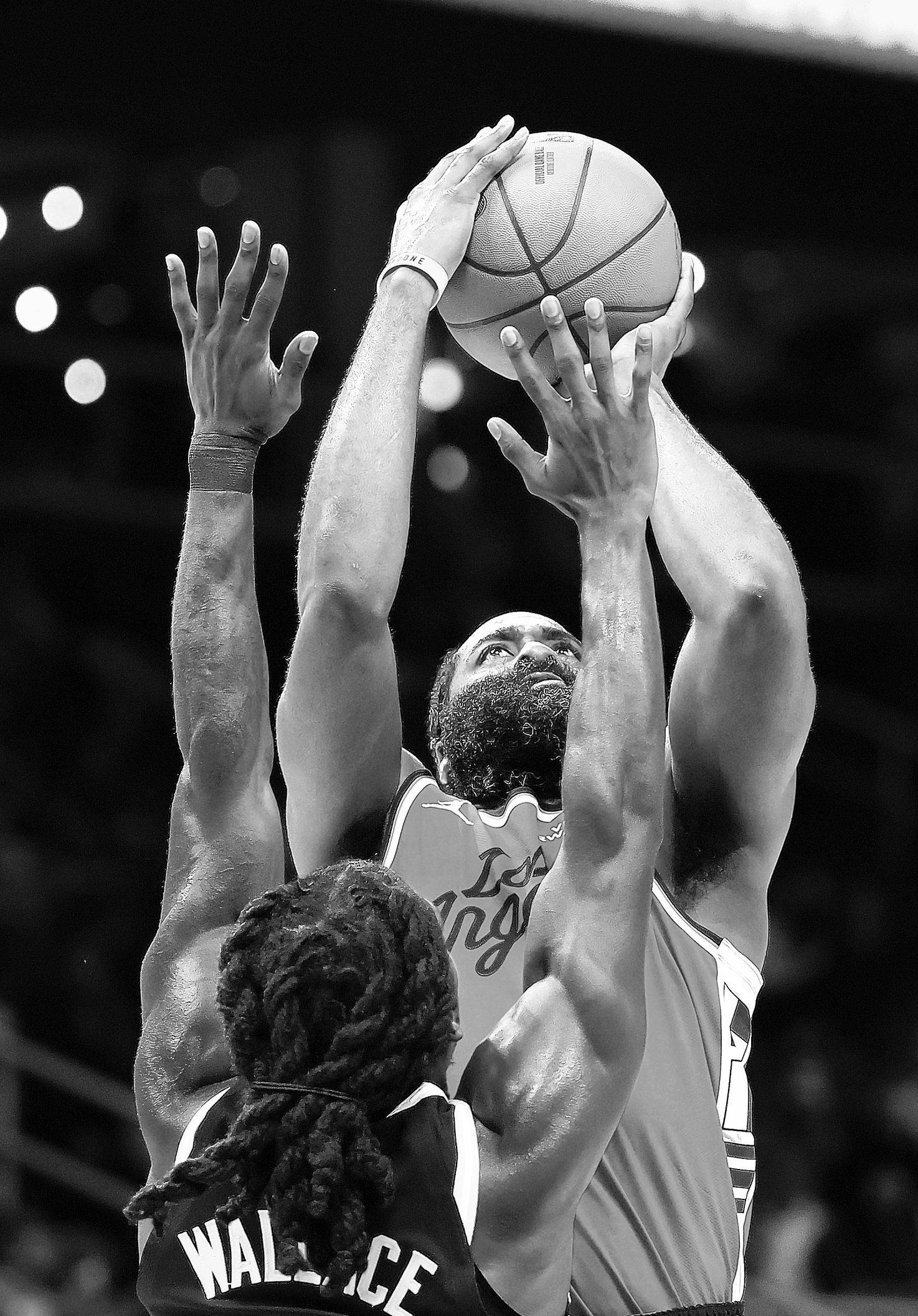 Clippers end losing streak after parting with Paul