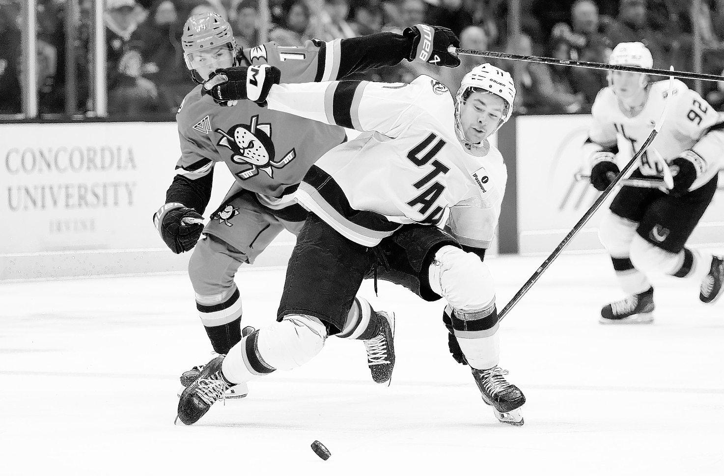 Ducks give up seven goals in home loss to Mammoth