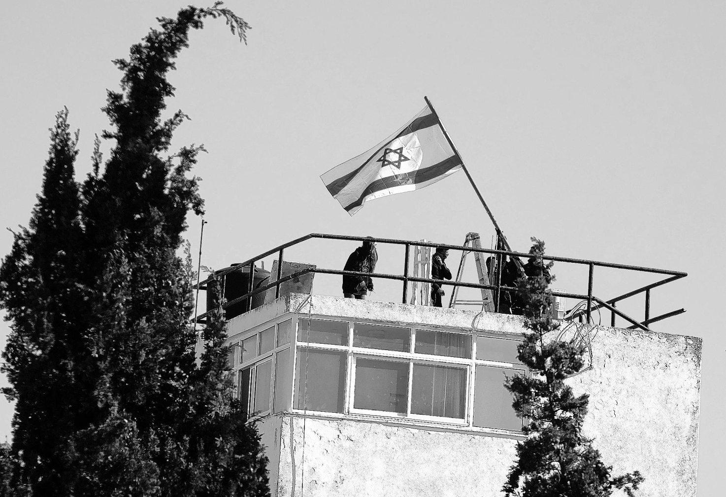 Israeli police raid U.N. center for Palestinian aid