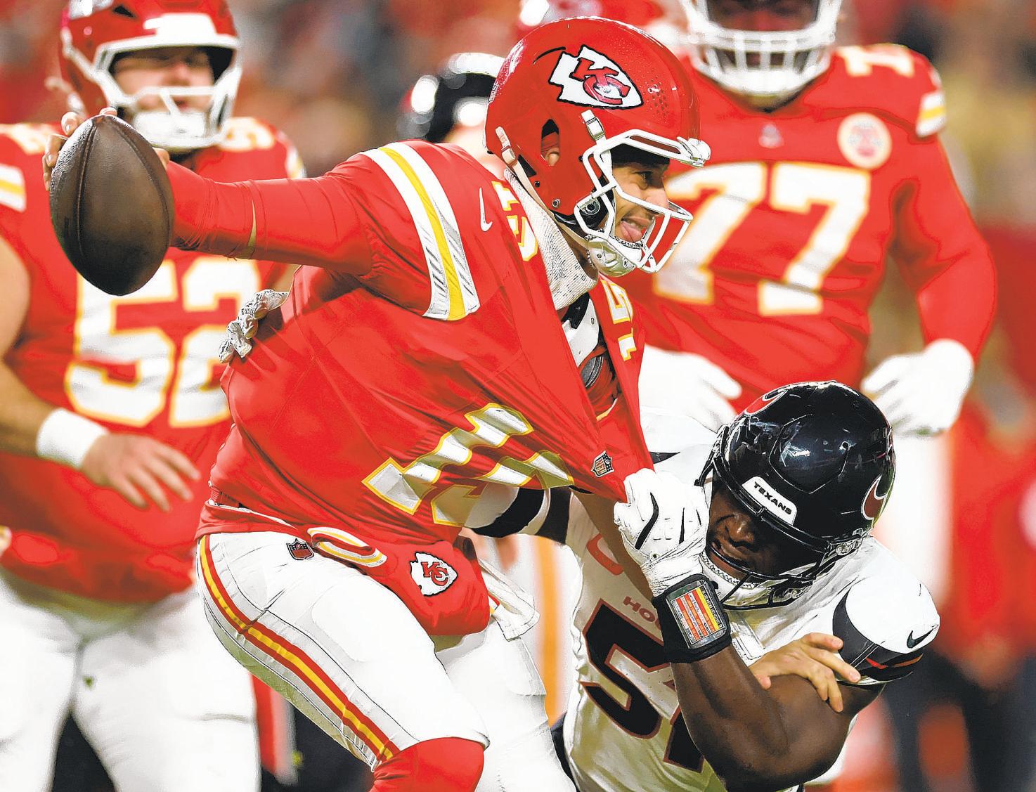 Chiefs’ playoff hopes dim after loss to Texans