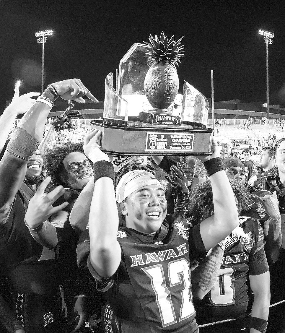 Hawaii's late touchdown caps rally