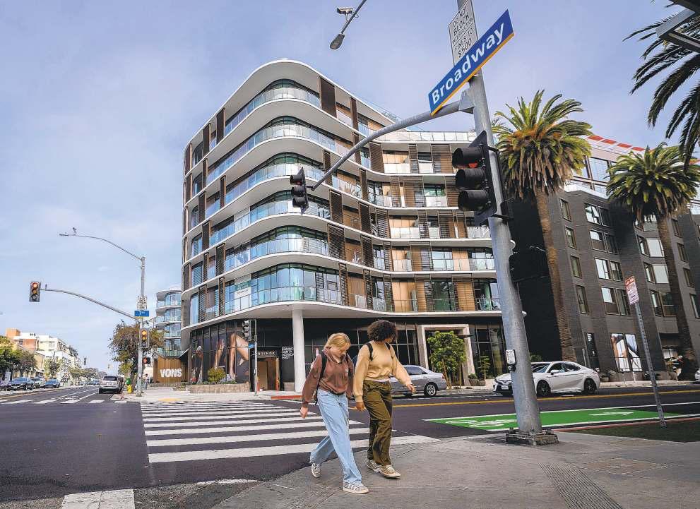 Downtown L.A.'s problems fixable, mogul says