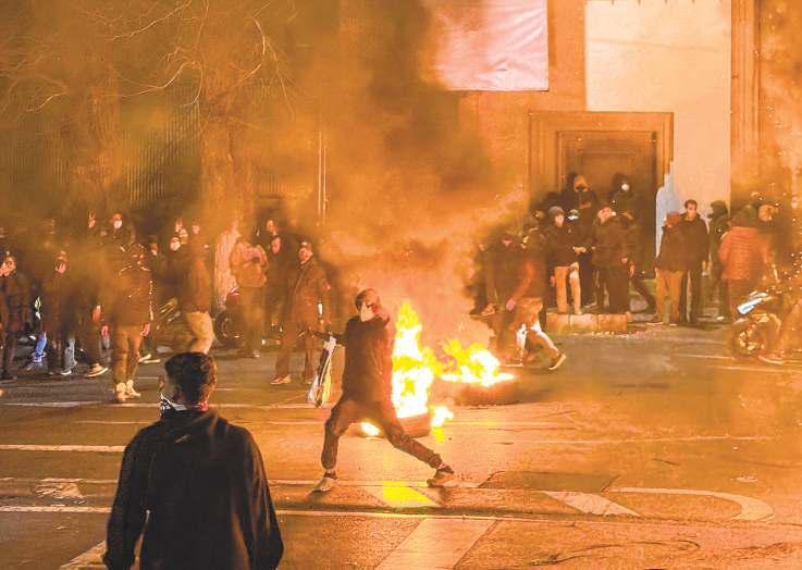 Iran intensifies crackdown as protests continue