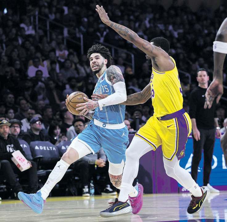From a distance, Lakers let Hornets close it out