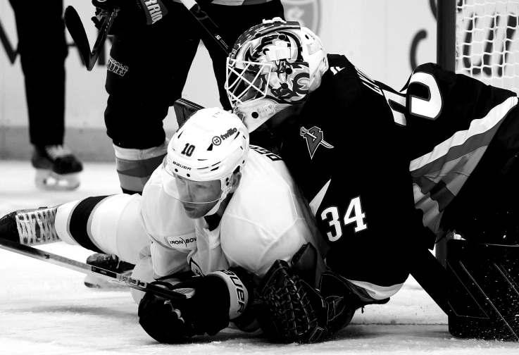 Kane becomes U.S. scoring leader