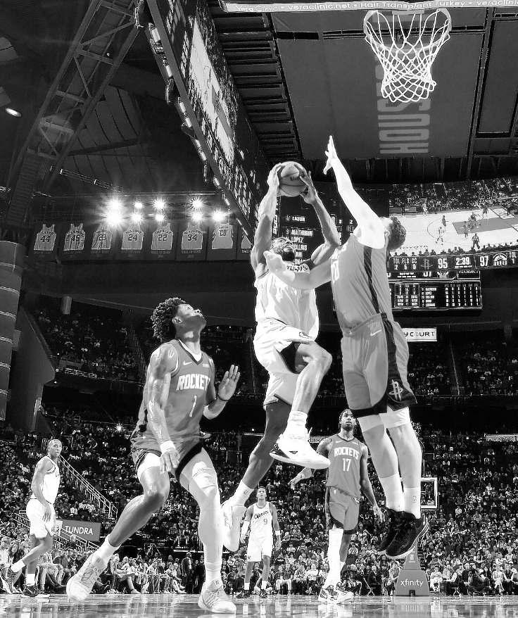 Leonard's timely heroics lift Clippers past Rockets