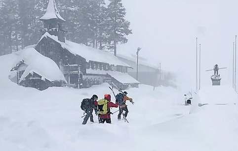 8 skiers killed in avalanche north of Lake Tahoe