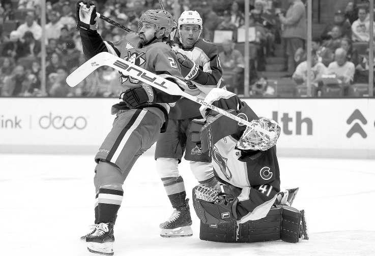 Ducks' win streak halted by NHL-best Avalanche