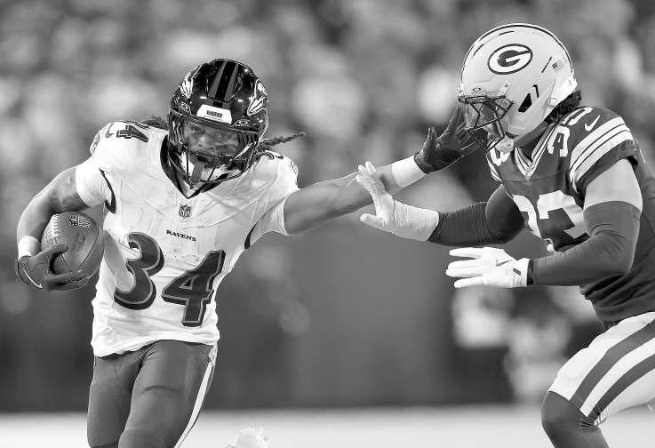 Chargers add Mitchell to running back rotation