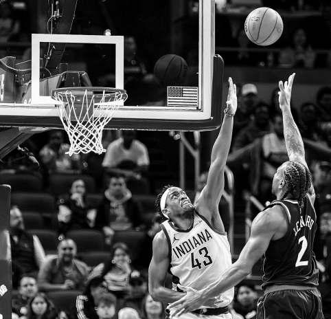Leonard's buzzer-beater seals Clippers' massive comeback