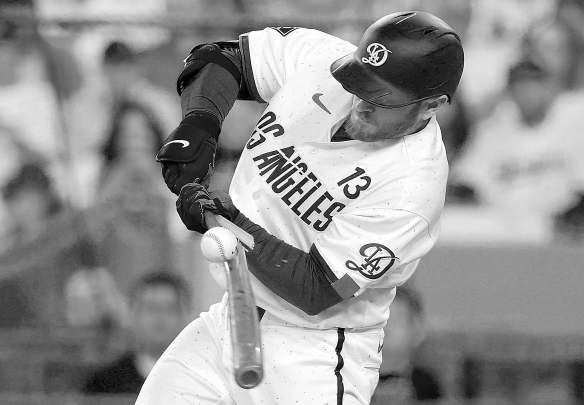Dodgers produce traffic in Freeway romp